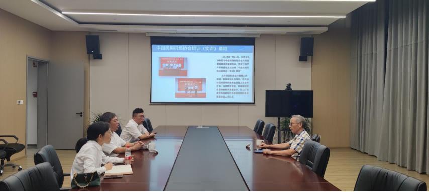  中國民用機場協(xié)會領(lǐng)導(dǎo)蒞臨航空產(chǎn)學(xué)研基地參觀指導(dǎo)工作